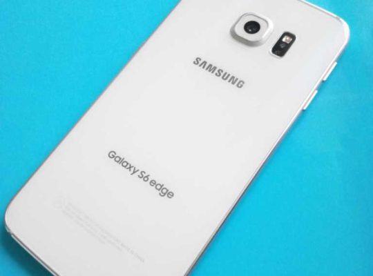 Samsung Galaxy S6 edge в отличном состоянии.