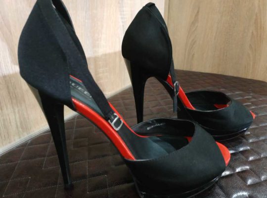 Продам стильные женские босоножки на высоком каблуке. 200 руб.